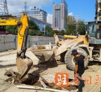 操美女的逼逼网站免费观看高温下的坚守｜道路建设者用汗水铺就畅通路